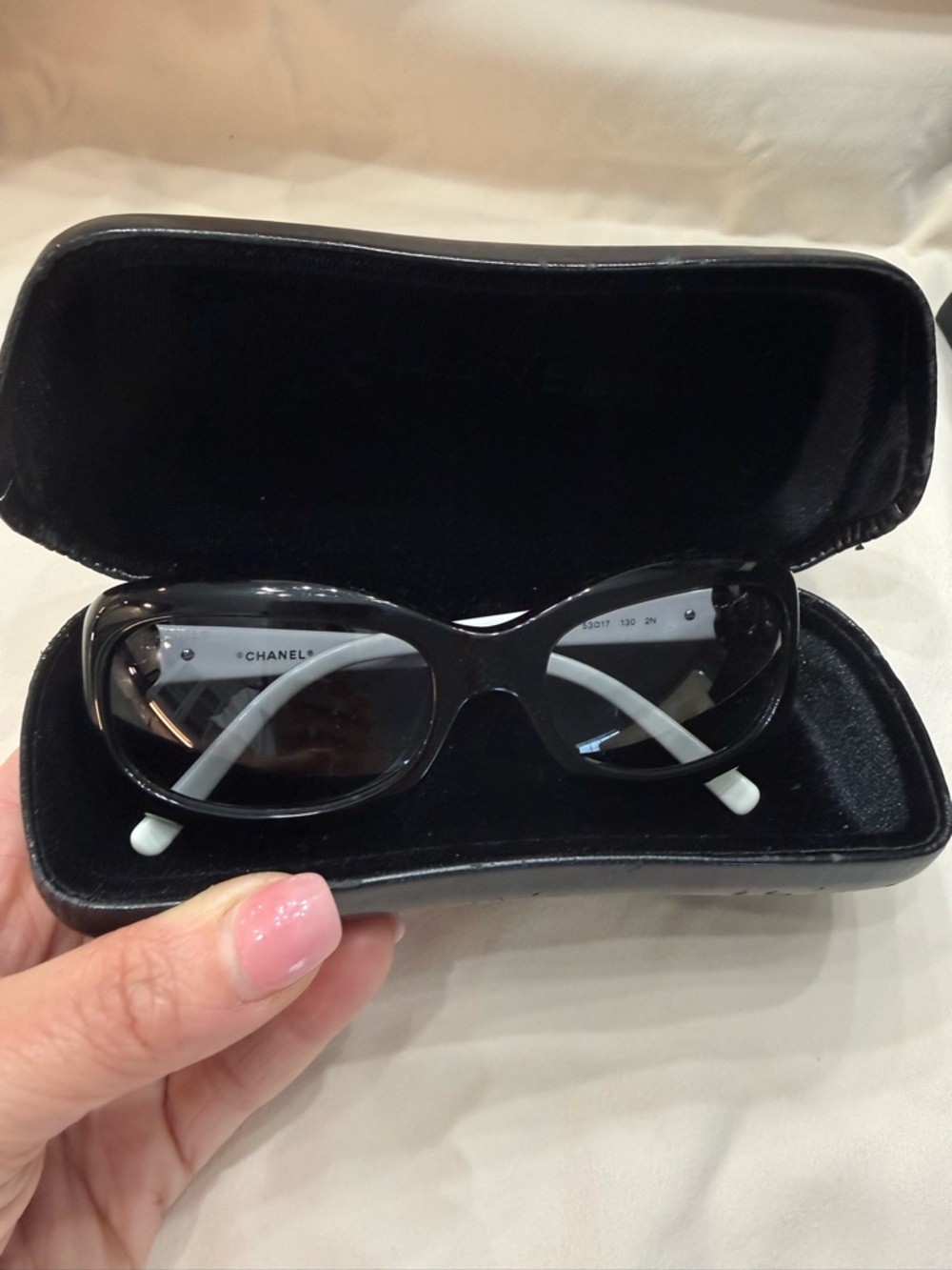 Chanel Camellia Sunglasses – Black Frame with CC Logo - Picture 13 of 14